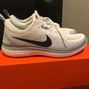 NIKE FREE RN DIST 2